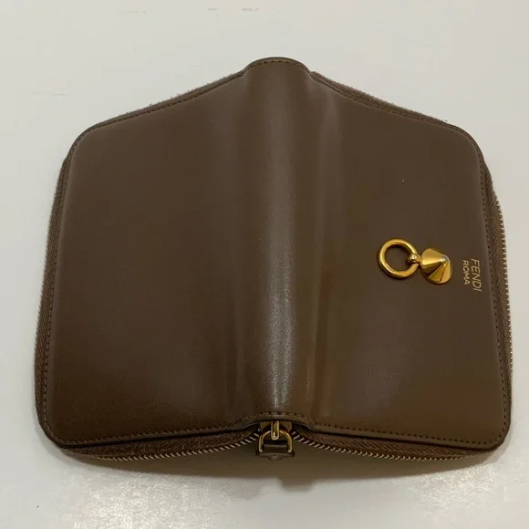 FENDI Bifold Wallet Visor
Way Leather Brown Women's
8M0401-6GM - Picture 12 of 16